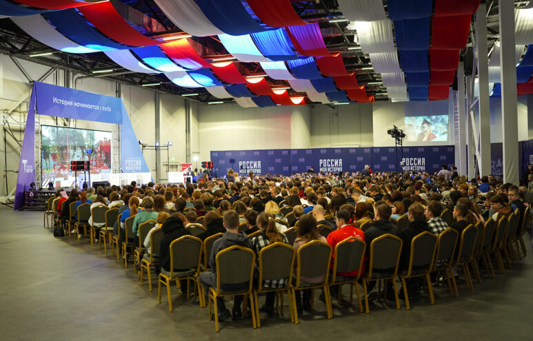 Игорь Руденя пообщался со школьниками на фестивале профессий «Билет в будущее»
