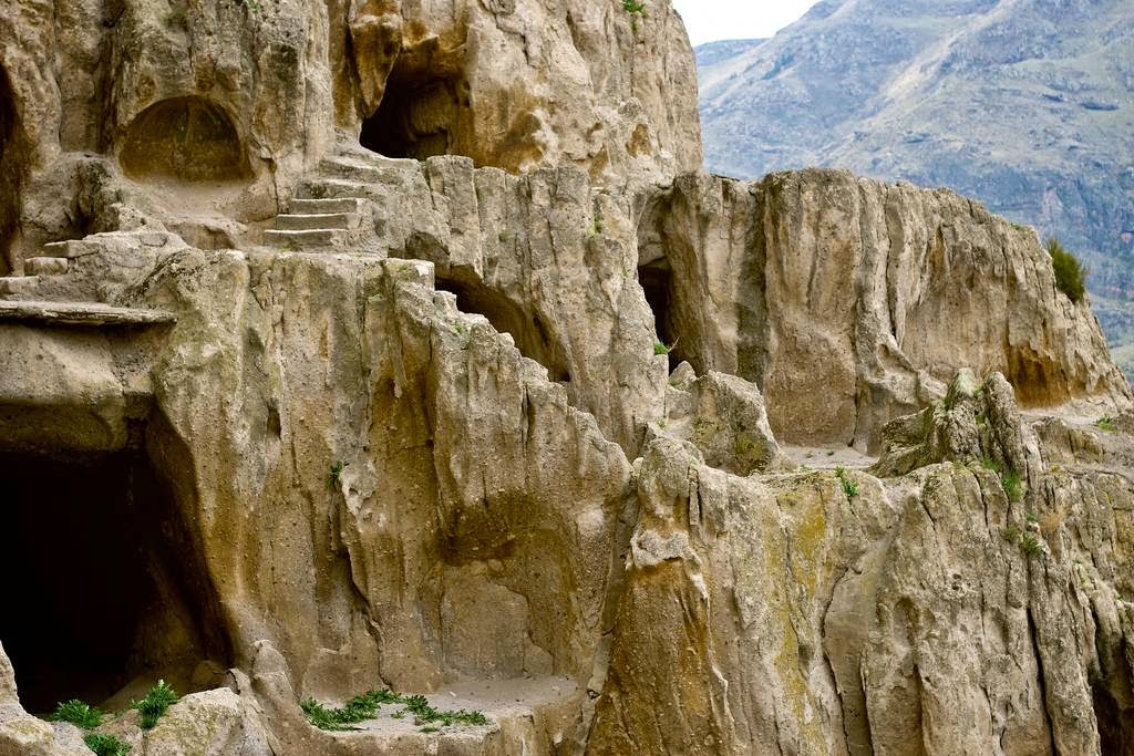 Вардзия - пещерный город царицы Тамары Вардзия - пещерный город царицы Тамары Вардзия ,Грузия,интересное,пещерный город,путешествия