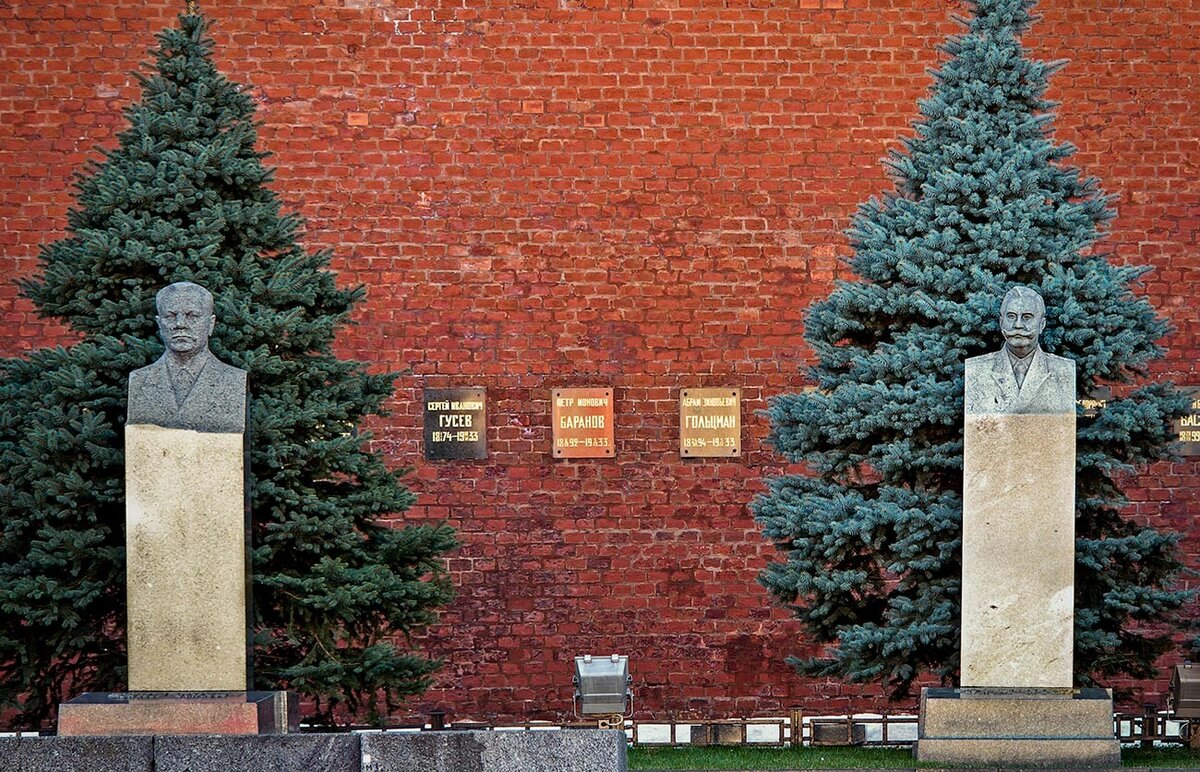 Москва некрополь у кремлевской стены