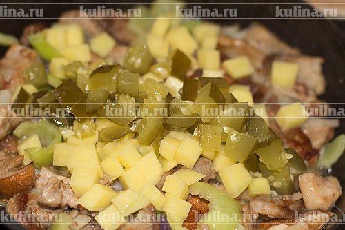 Мясо в хлебе Огурцы нарезать кубиками и положить в сковороду.
