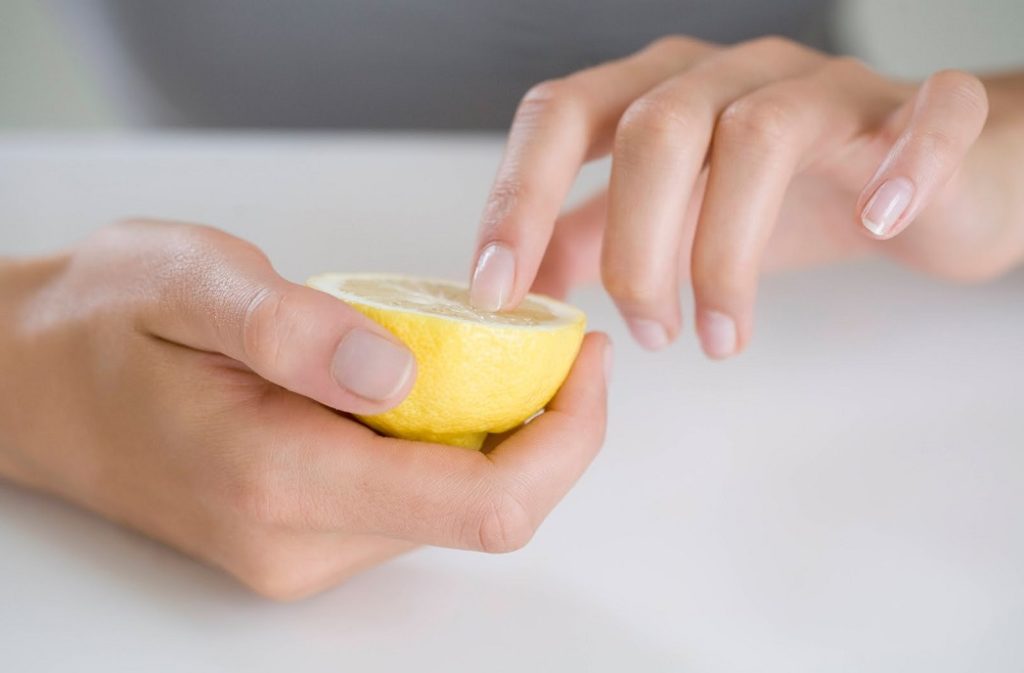 Укрепление ногтей соком лимона