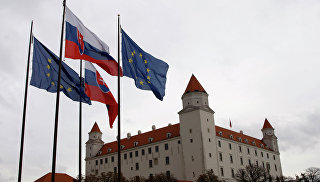 Флаги Словакии и Евросоюза перед зданием парламента в Братиславе