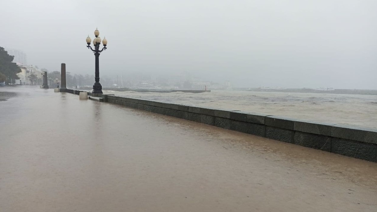 Замминистра МЧС Яцуценко оценил работу спасателей по восстановлению Крыма