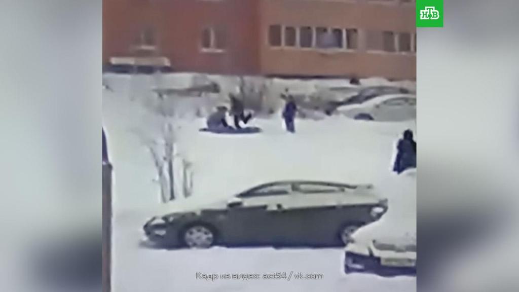 В Новосибирске отец помог сыну избить ребенка: видео