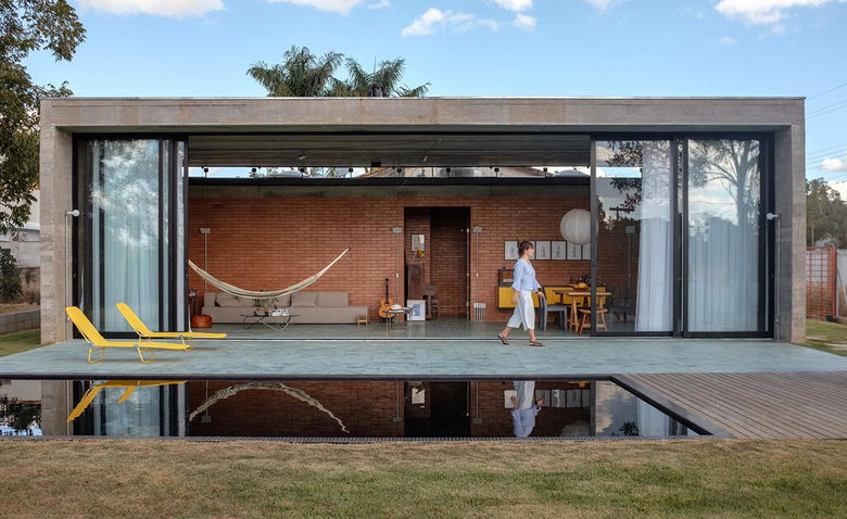 Причудливый «Дом Кружек» в Бразилии с эклектичным интерьером Mugs House,бетон,интерьер и дизайн,красный кирпич,резиденция,эклектика