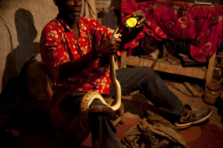 Рабочие будни заклинателя змей на Гаити Photo, Ресилус, Nalio, CheryAP, время, Саинтилус, выступления, змеей, Ресилуса, уличным, животных, Гаити, змеями, артистом, перед, лежит, своем, выступлением, жизнь, показывает
