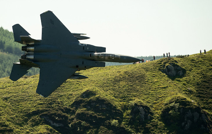 Истребитель F-15E Strike Eagle с необычного ракурса