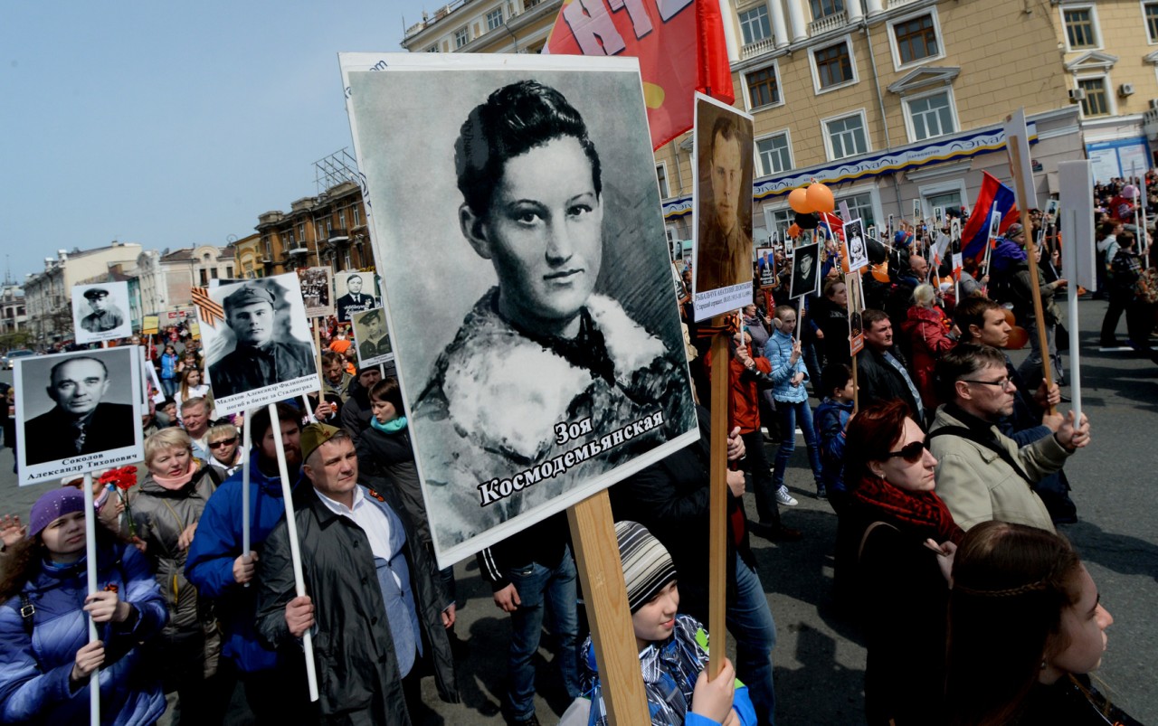 Участники акции "Бессмертный полк" во время шествия по улицам Владивостока.