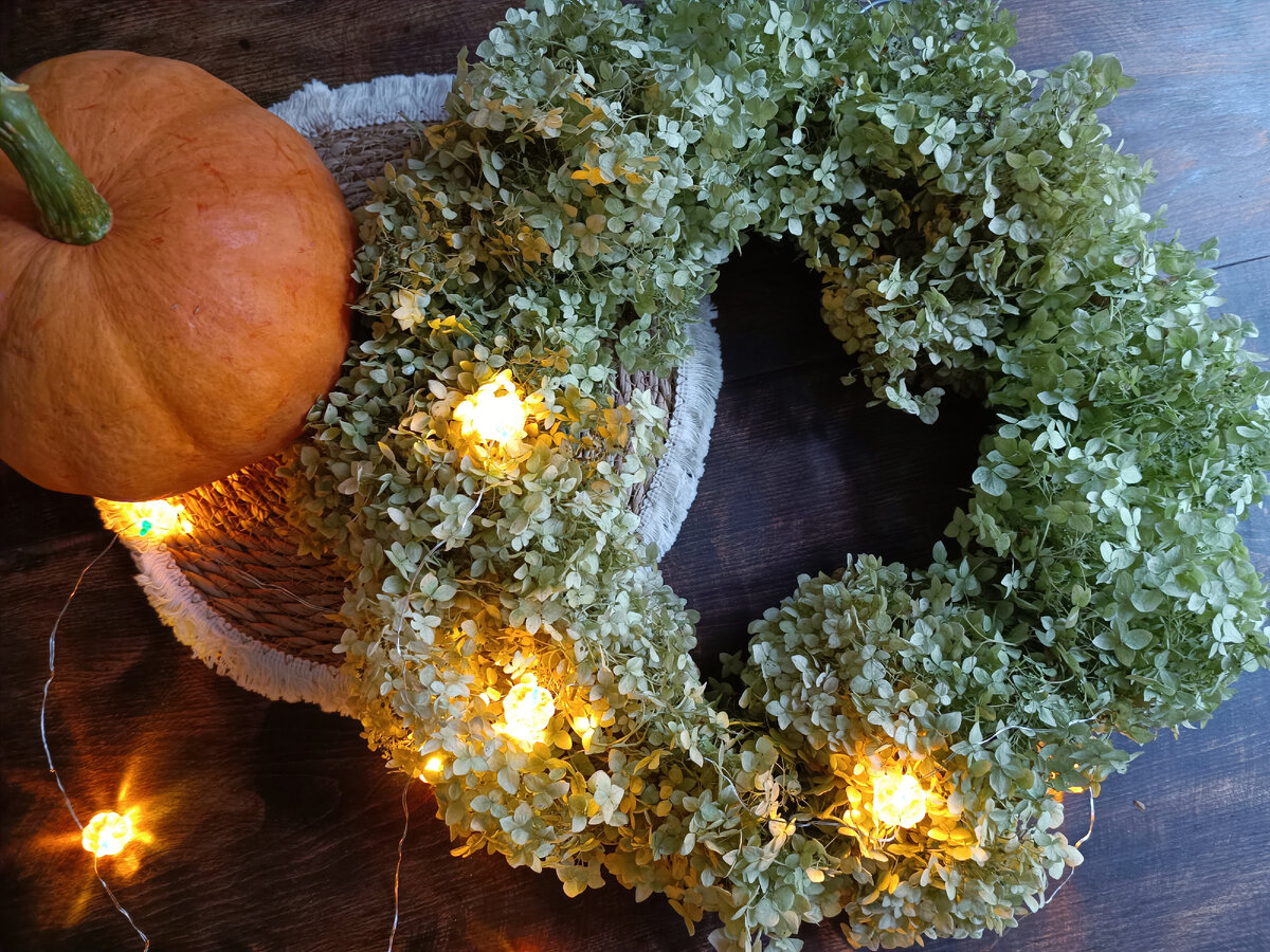 Осенний декор за копейки: сделала венок из старой вешалки и цветов гортензии декор,мастер-класс