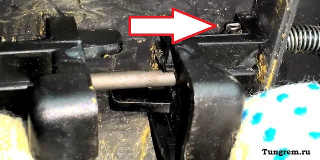 Починил бардачок болтиком на Калине