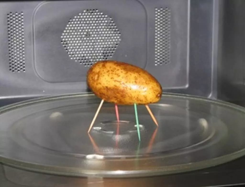 Картофель в свч. Картофель в микроволновке. Приспособление для приготовления картофеля в микроволновке. Картофель в микроволновой печи. Картошка в микроволновке на зубочистках.