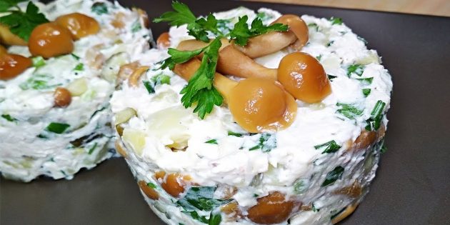 Салат с грибами, курицей и картошкой: простой рецепт