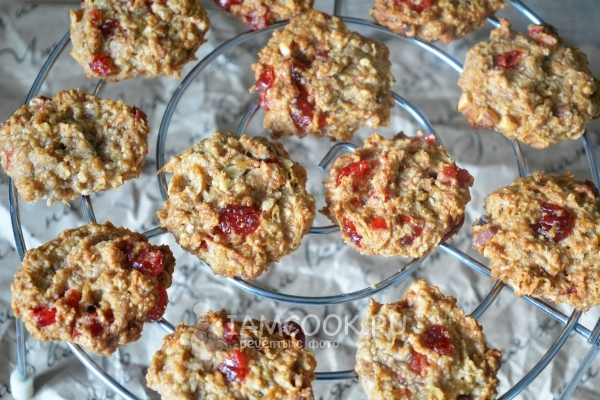 Овсяное печенье из геркулеса остывает