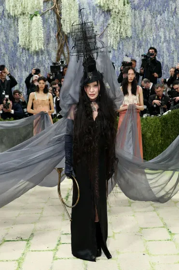 Мадонна с 30-летним женихом вышла на красную дорожку Met Gala — 2026 дорожку, Laurent, Моррис, костюма, Энтони, Мадонна, Saint, дочерью, Кидман, Николь, Кравиц, Сейфрид, Аманда, Метрополитенмузее, Хадид, Лорен, Джиджи, Купера, Брэдли, эксбойфренда