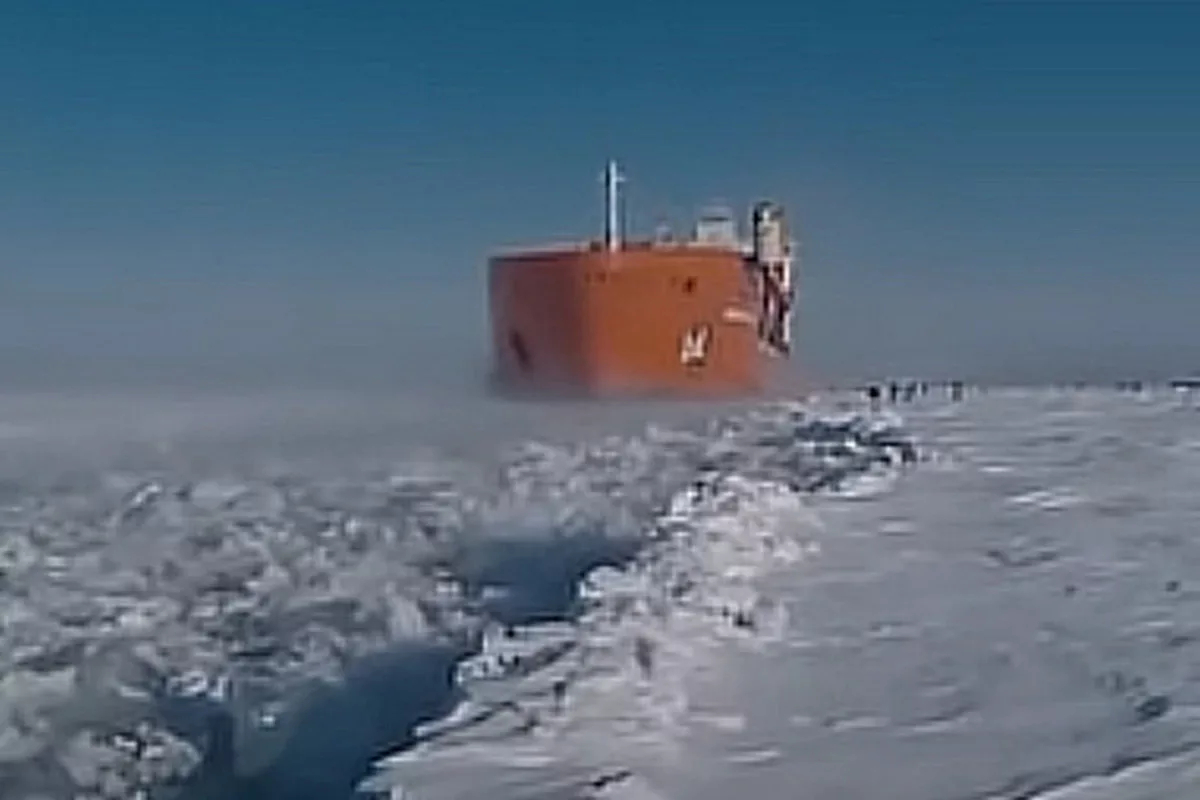 Спасатели прибыли к танкеру, застрявшему во льдах в Охотском море