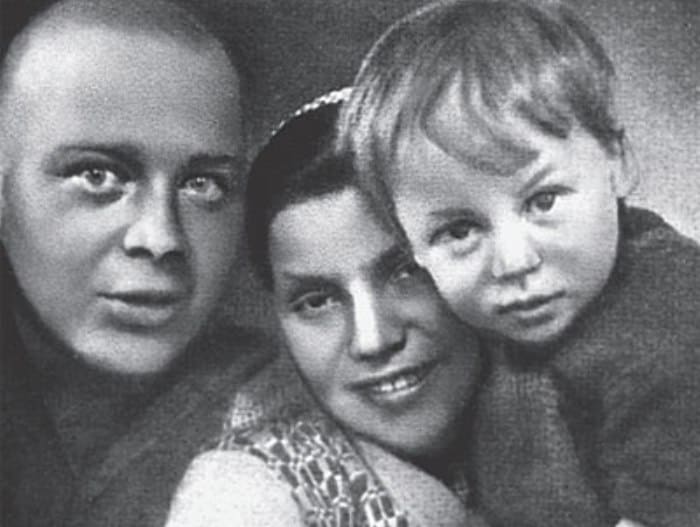 Аркадий Гайдар с женой и сыном | Фото: woman.rambler.ru