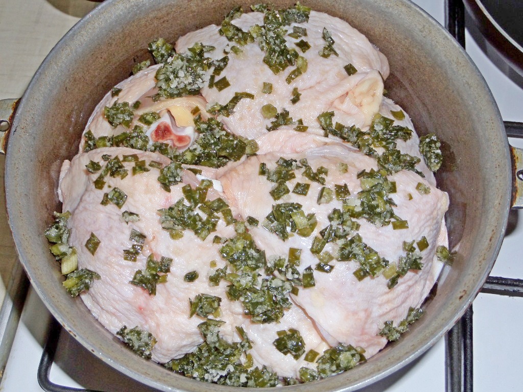 Курицу кладём в казанок и посыпаем чесноком