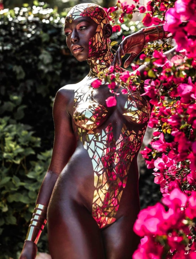 Откровенные купальники из клейкой ленты снова в тренде Откровенные купальники из клейкой ленты снова в тренде позитив