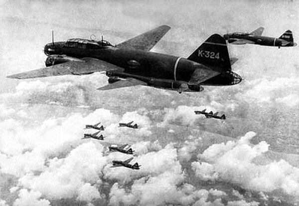 летят японцы США бомбить (на фото дальние бомбардировщики ВВС Японии)