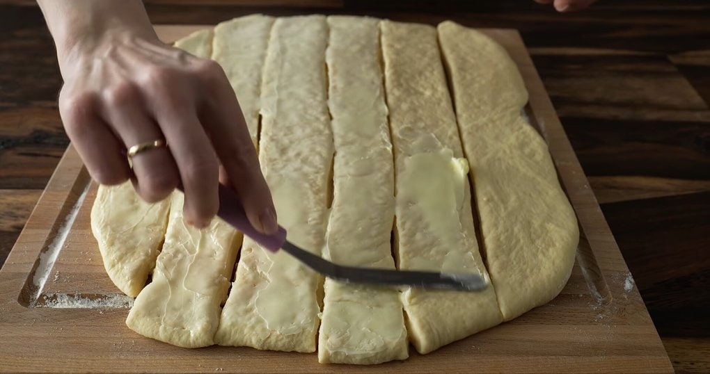 Элегантно вкусно и быстро: вот как легко моя бабушка делает яблочный пирог сахара, полотенцем, пышные, булочки, минут, растительного, полоски, свежих, нарезать, Каждую, Потрясающие, раскатать, пласт, части, Смазать, сверху, длинные, дольками, разделить, Тесто