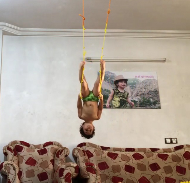 Двухлетний гимнаст покорил Инстаграм своими трюками