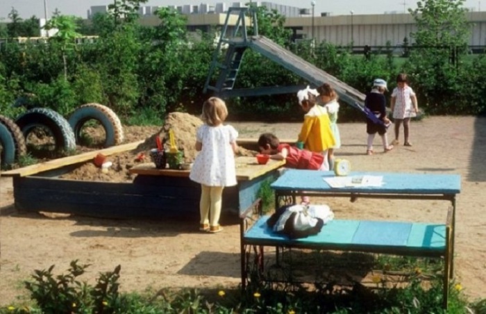 Детские сады в СССР не были переполнены. Место, в ближайшем к месту жительства, детском саду всегда было.