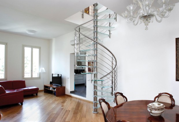 Винтовая лестница с стеклянными ступенями