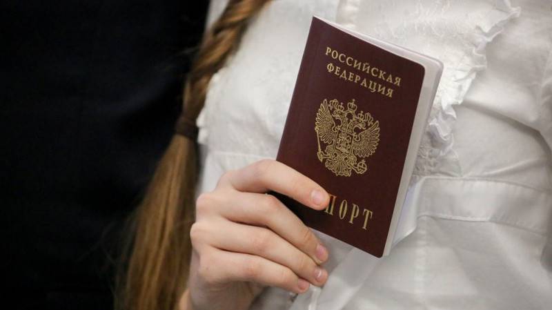 Юрист Миронов: копию паспорта не могут требовать в магазине и салоне связи Общество