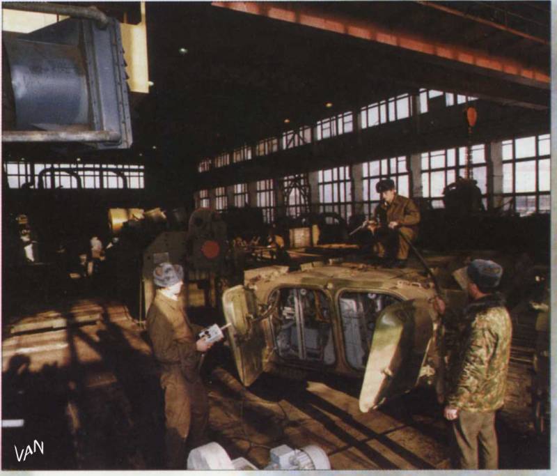 Из БМП в бензовозы. Бронированный топливозаправщик БТЗ-3 оружие