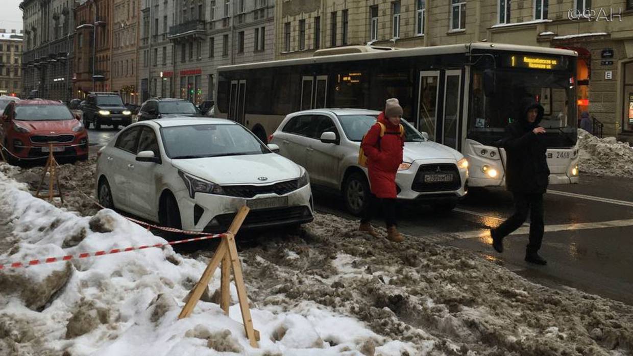 Петербуржцы не согласны с претензиями властей, что припаркованные машины мешают уборке снега