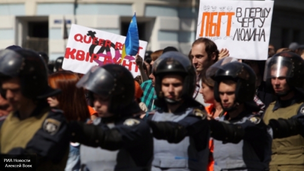 Приглашенная звезда Савченко, распятия и ножи — чем запомнился гей-парад в Киеве