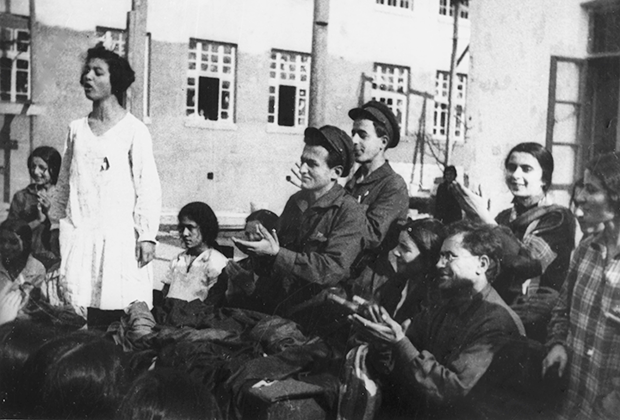 Комсомольцы приветствуют азербайджанских женщин, снявших чадру. Азербайджанская ССР. 1926 год