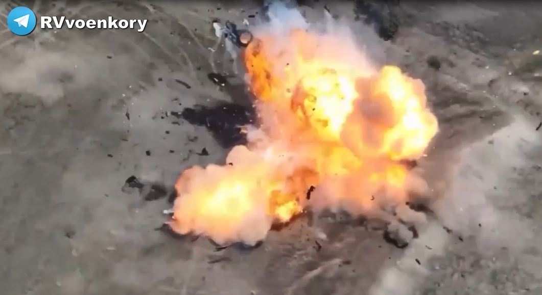 Бойцы 238-й бригады сжигают артиллерию врага (ВИДЕО) | Русская весна
