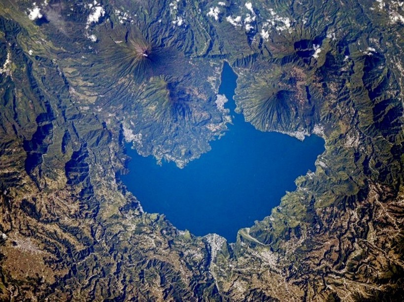 Озеро Атитлан в Гватемале, на дне которого лежат руины древнего города майя