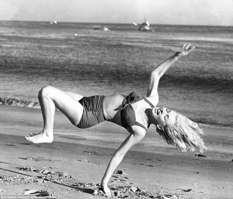 Снова Мерилин Монро, конец 1950-х Мерилин Монро, бикини, волочкова, звезды, знаменитости, история, купальник, пляж