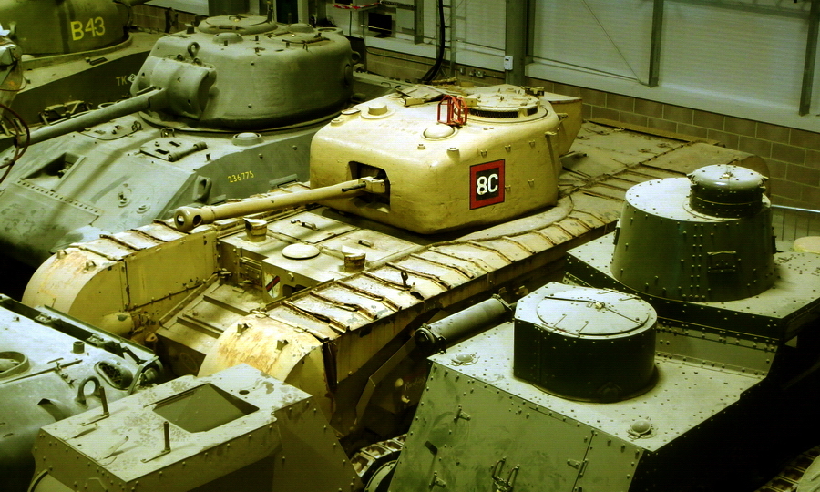 ​Модернизированный «Черчилль» Mk.IV в запасниках танкового музея в Бовингтоне. На машине стоят 75-мм пушка и улучшенная командирская башенка - «Черчилль» с «дыроколом» | Warspot.ru
