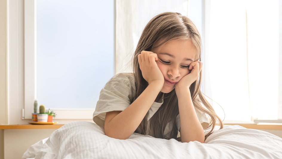 Уставшая от недосыпа девочка Уставшая от недосыпа девочка