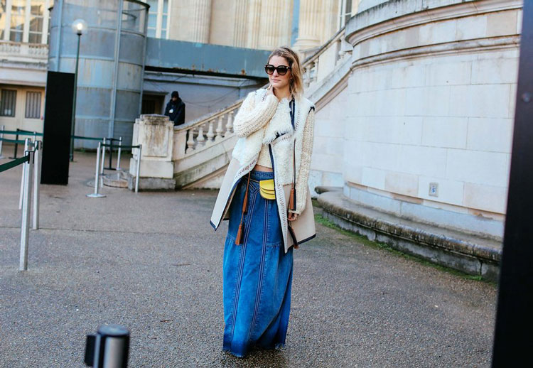 Sofia Sanchez в длинной джинсовой юбке, бежевое пальто