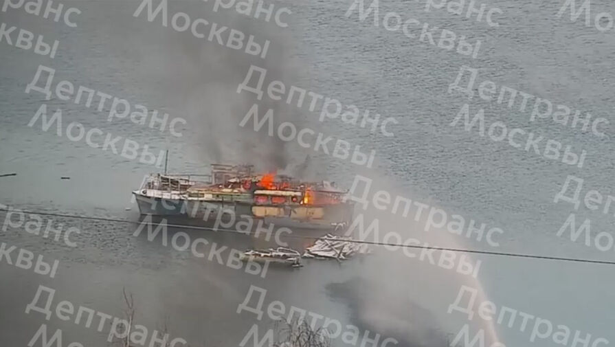 ГОЧСиПБ: пострадавшую при пожаре на судне на Москве-реке женщину госпитализировали