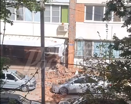 Ростов рушится на глазах: с фасада многоквартирного дома десятки кирпичей упали на машину