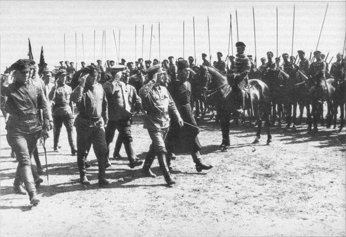 Кавалеристы с пиками в октябре 1918 года. /Фото: waralbum.ru