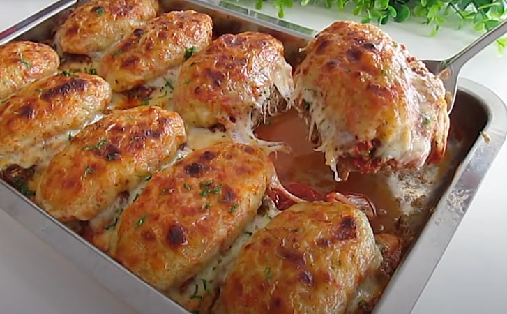 Фарш не переводим на котлеты, а делаем почти мясо по-французски. Можно подавать даже гостям