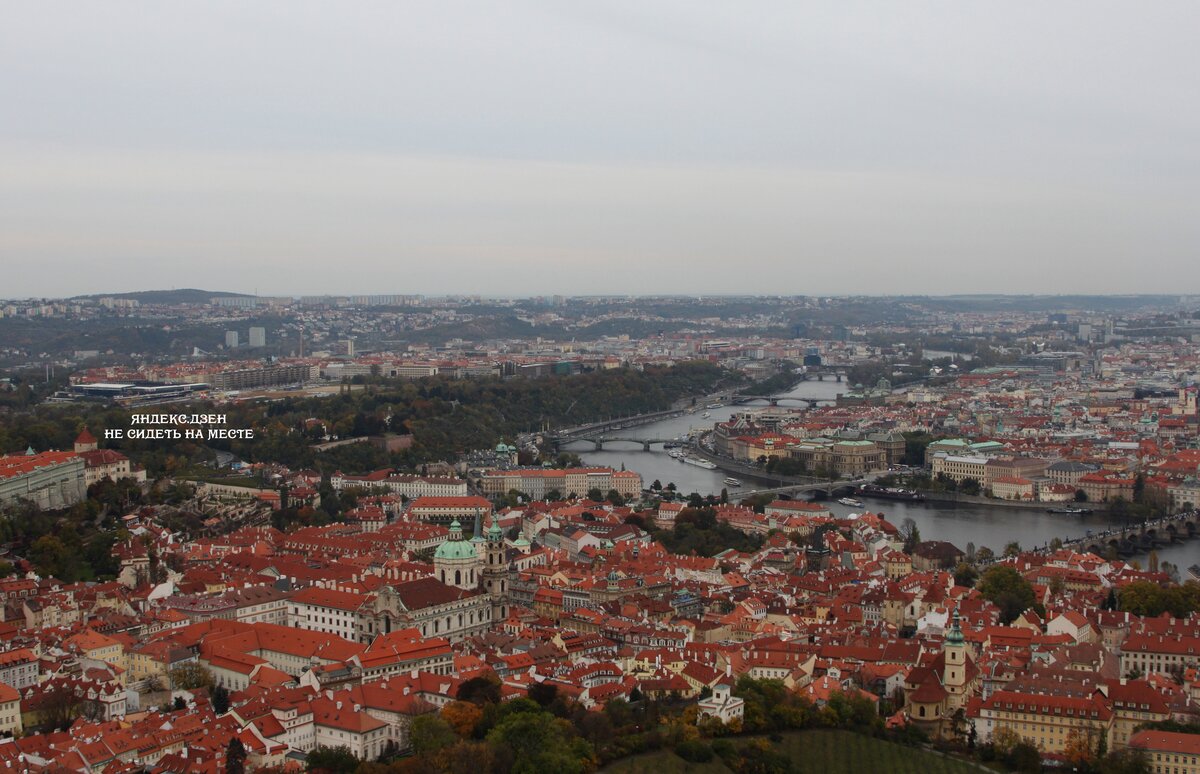 Вид со смотровой Петршинской башни в Праге, Чехия