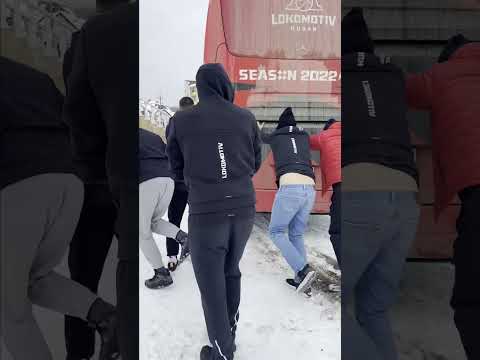 Игроки «Локомотива-Кубань» вытолкали застрявший в сугробе автобус команды