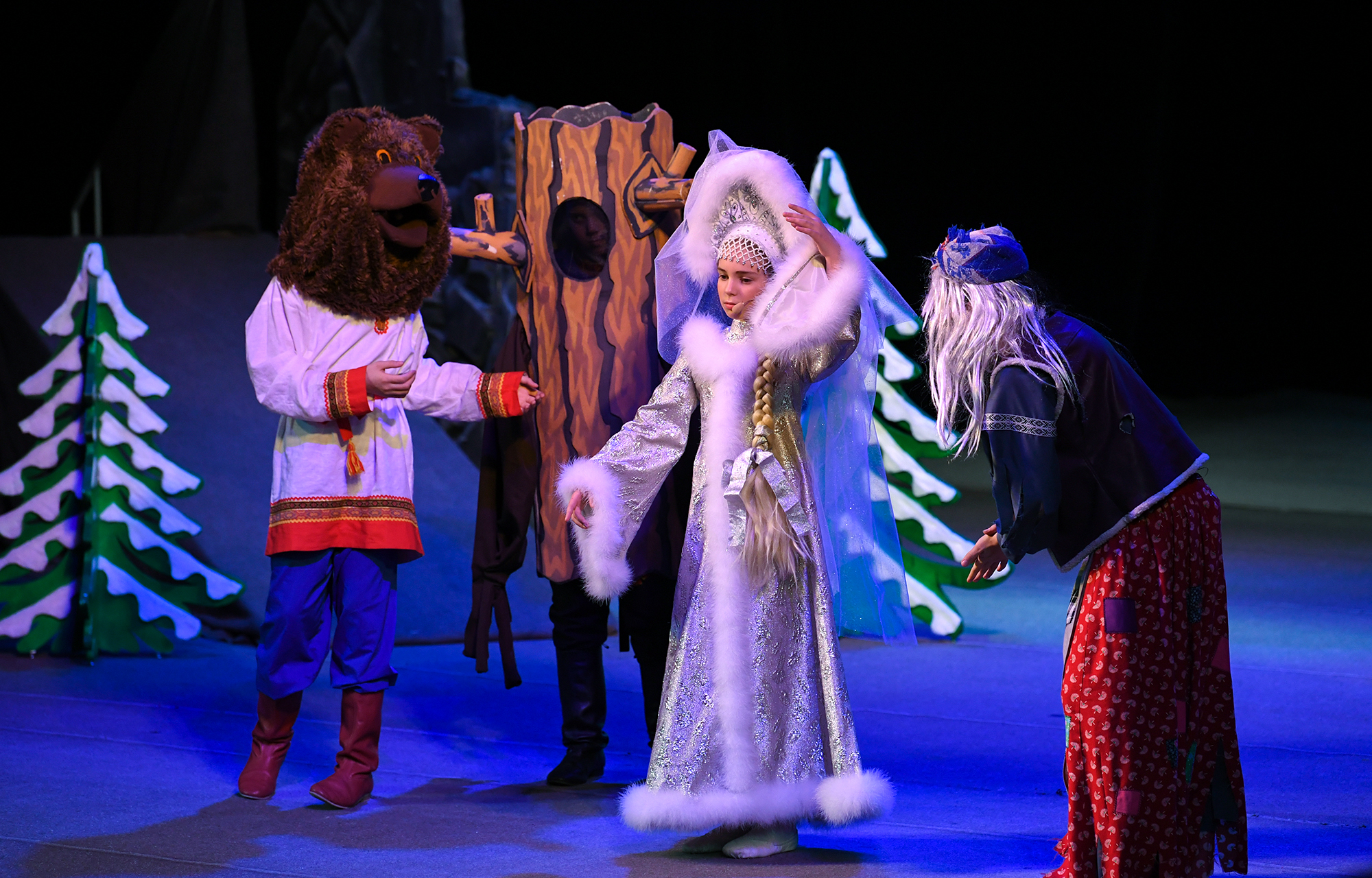 В тверском театре драмы школьники сыграли рождественский спектакль "Морозко"