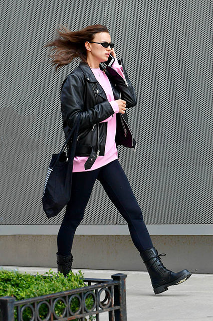 Бегу и волосы назад: Ирина Шейк на прогулке в Нью-Йорке Звездный стиль