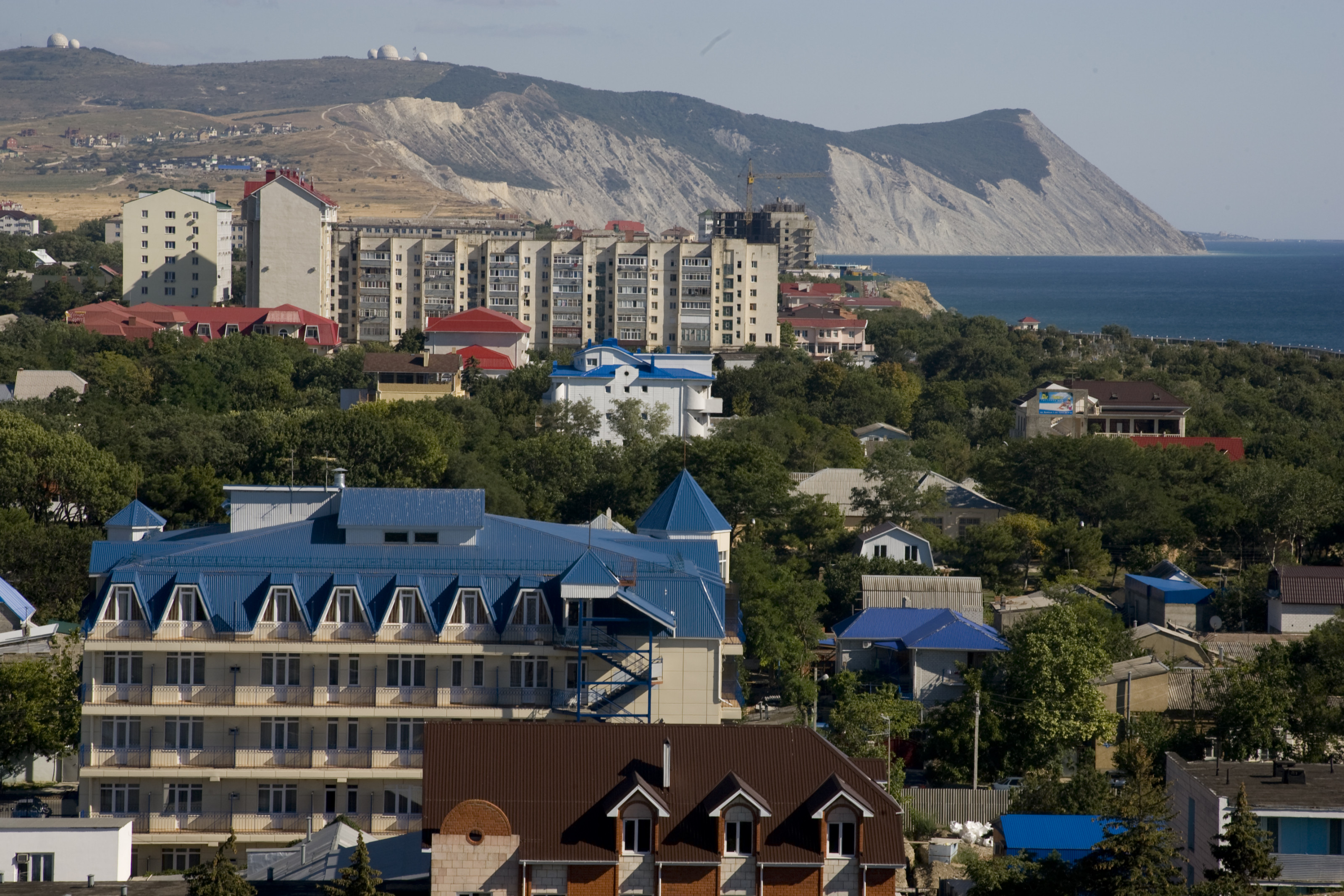 Хамы-таксисты, драки, пустые полки в магазинах и грязь: Популярный в России курорт удивил туристов