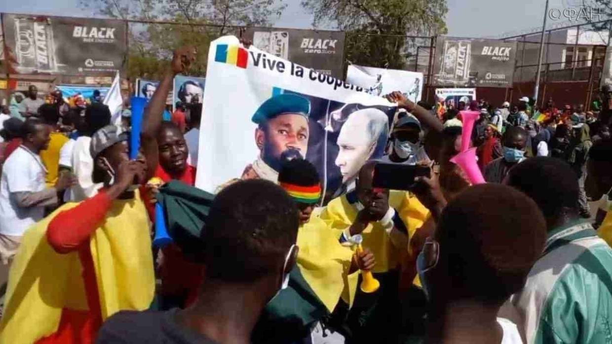 Демонстранты заблокировали французскую военную колонну на севере Мали Весь мир