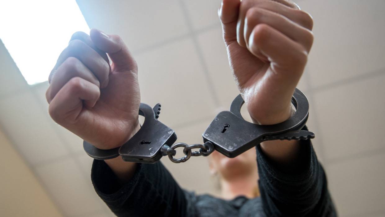 уголовное дело угон. вымогательство. задержали подозреваемых в краже автомобиля. сотрудник полиции в наручниках. ментовские сводки фото.