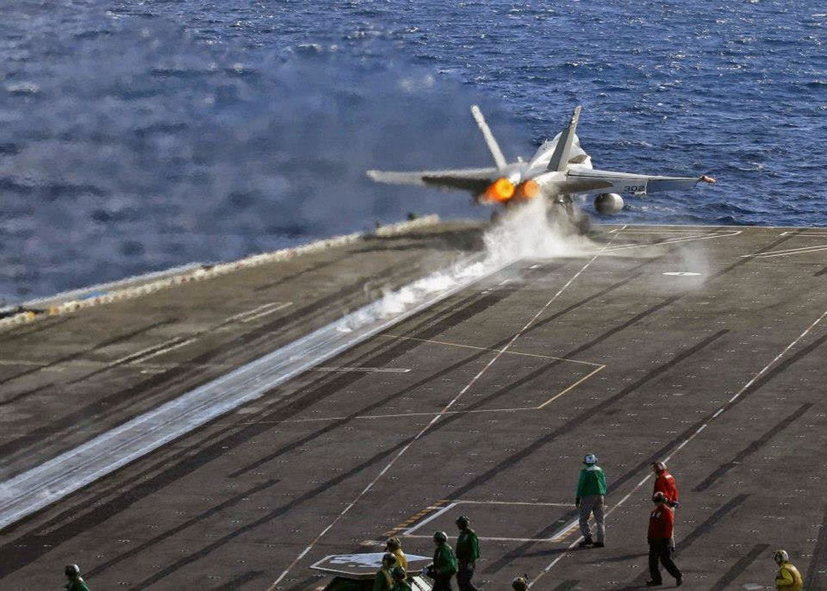 F/A-18 взлетает при помощи катапульты с палубы одного из американских авианосцев